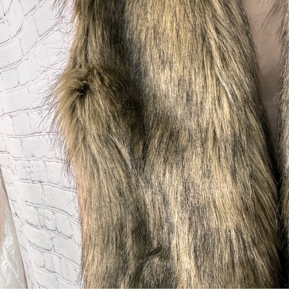 Faux fur Vest Womens size Medium Fuzzy Furry Sleeveless Layer mobwife luxury - Picture 4 of 12